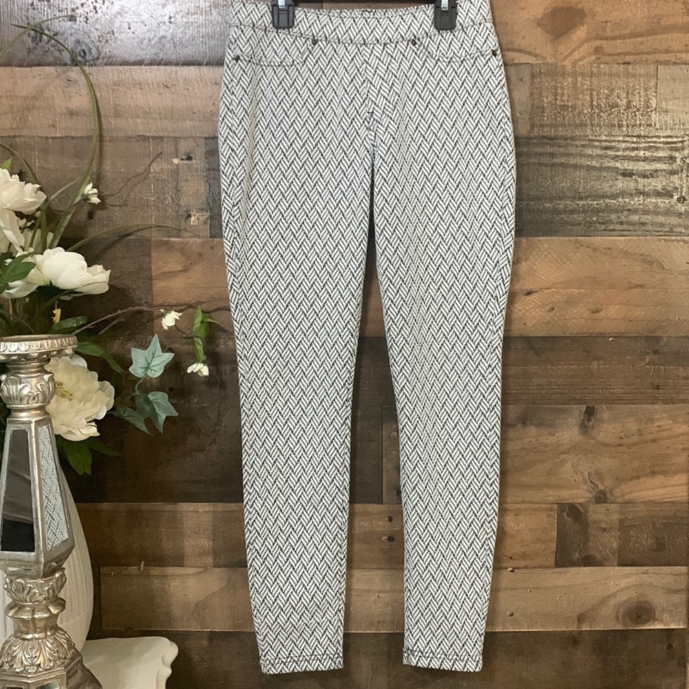 🍃🌸 HUE Leggings Size Medium